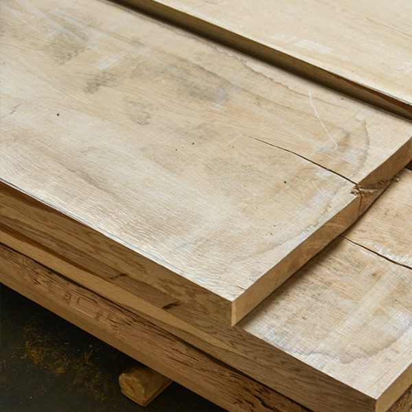 Eurooppalaisen tammen sahapintainen sahatavara, paksuus 30 mm (5/4"), alle 2C